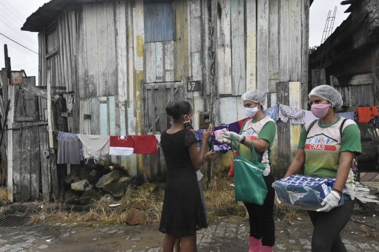 Camacã: Prefeitura distribui pão, leite e máscaras para famílias em São João do Panelinha